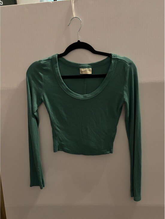 Universal Thread Tops - Green ribbed long sleeve crop top